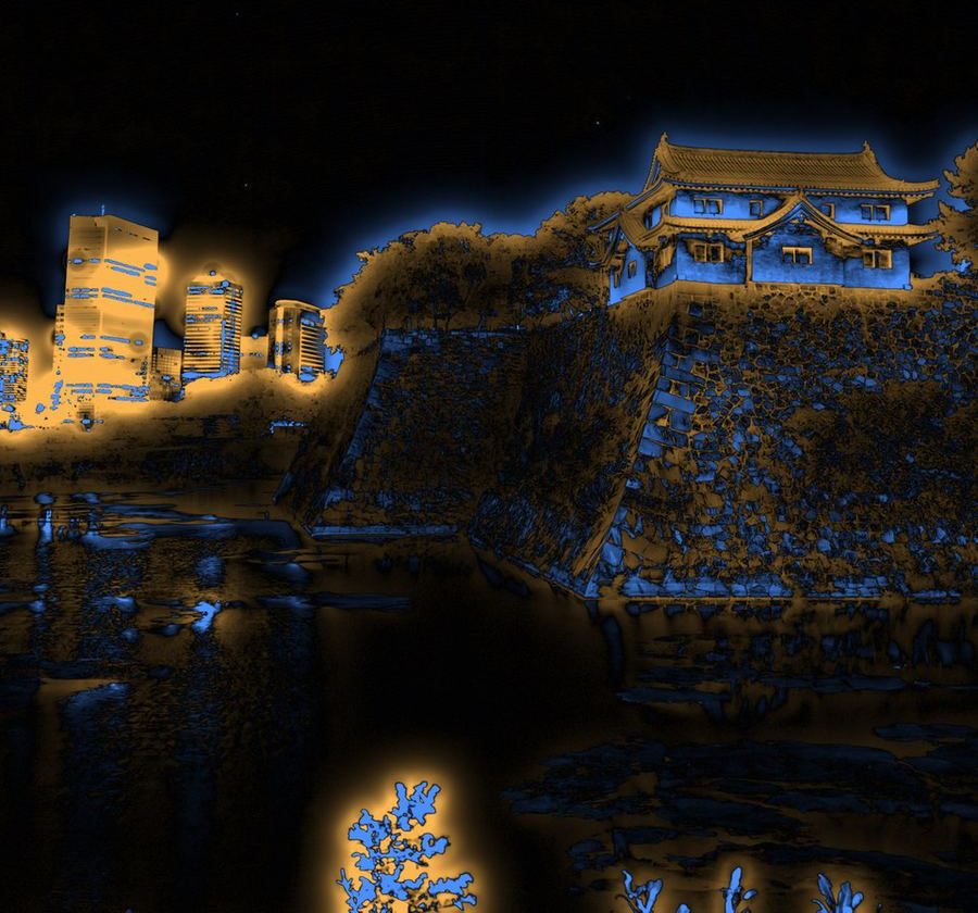 Un campo en falso color que muestra solo la luz que vuelve en una fotografía: contornos cálidos trazando cada borde iluminado de un castillo de noche.