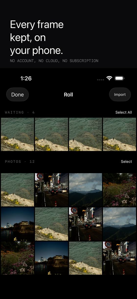 El carrete: fotogramas esperando revelado sobre una cuadrícula de fotos terminadas.