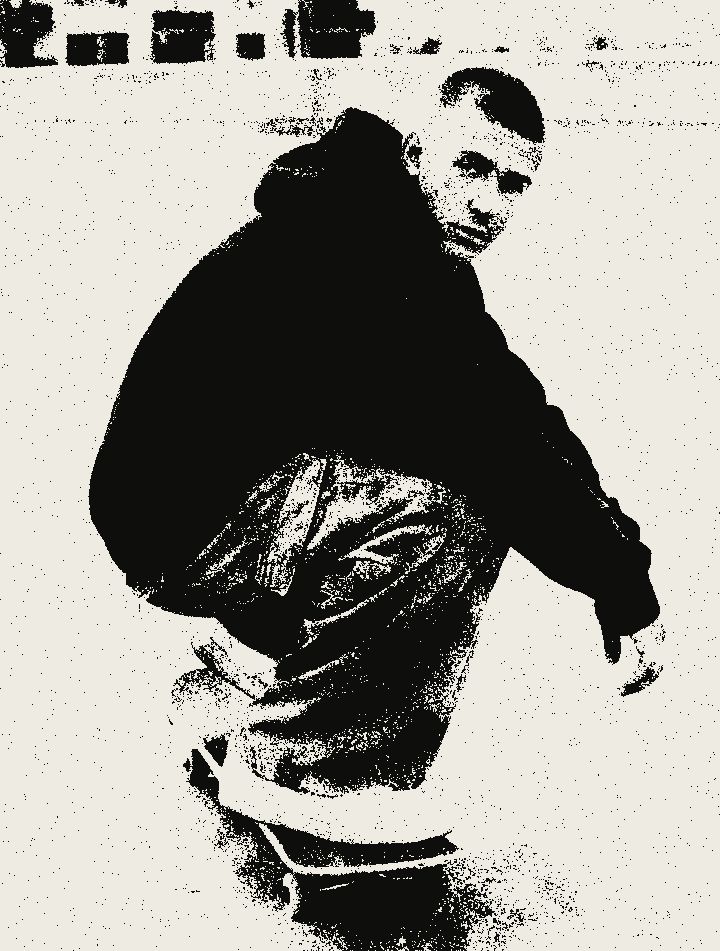Ein Skateboarder, der auf seinem Brett hockt, in hartem Schwarz-Weiß auf cremefarbenem Papier gedruckt.