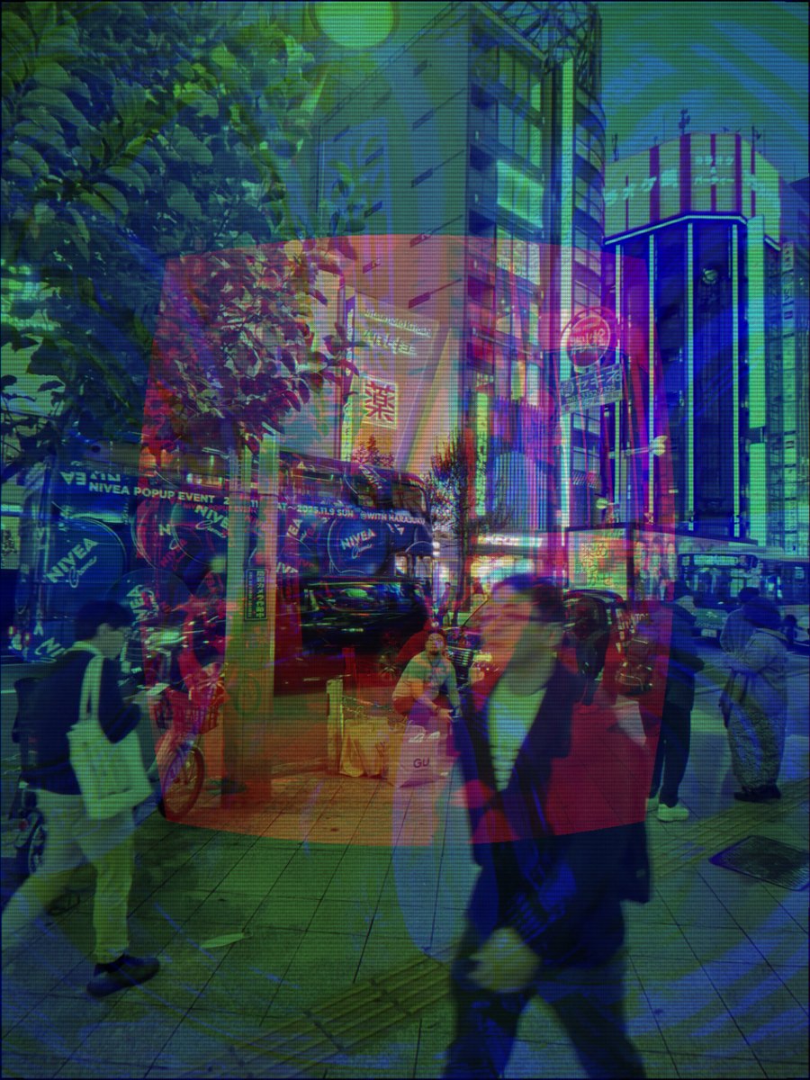 Une rue de Tokyo passée par le préréglage CRT : séparation des phosphores vert et magenta, courbure en barillet qui plie les immeubles, un masque d'ombre visible sur tout.