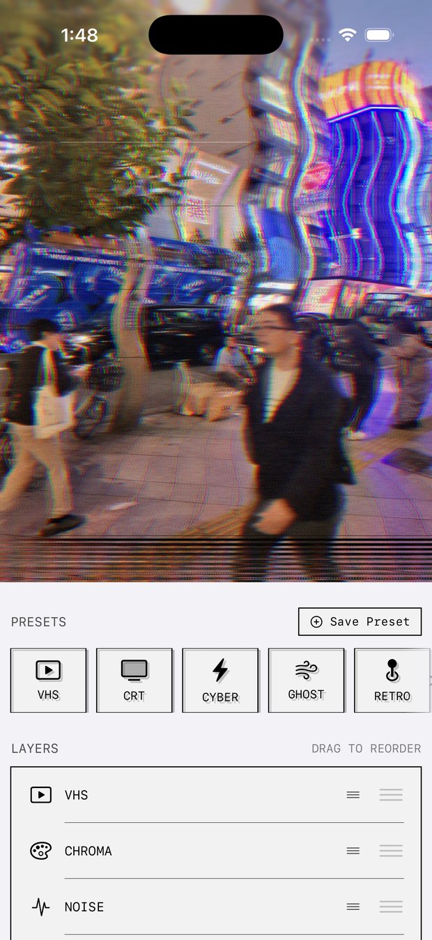 MODUL8 sur iPhone : la toile glitchée en haut, une rangée de boutons de préréglage, et la liste des calques avec Bruit, Distorsion et RVB.